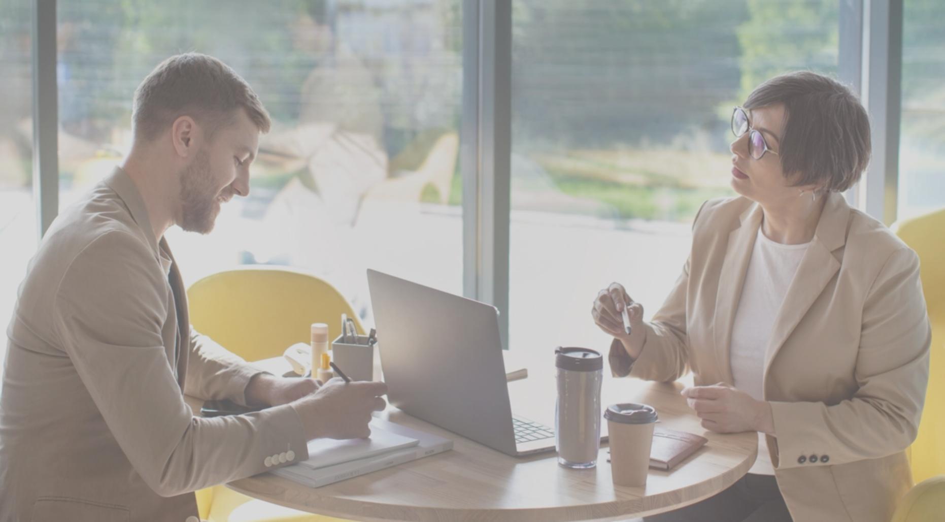 Teamarbeit bei der Entwicklung von Finanzstrategien und Budgetplanungskonzepten