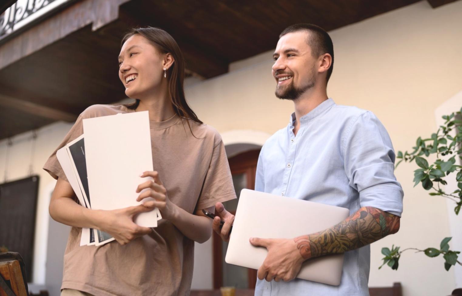 Arbeitsplatz mit Finanzunterlagen und Computer
